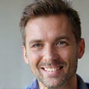 Ritratto di un uomo sorridente, cliente soddisfatto.