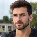 Ritratto di un giovane uomo atletico che esprime fiducia.